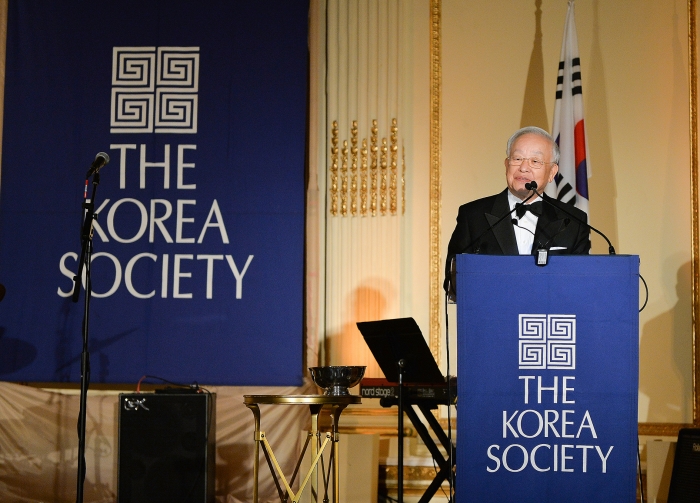 손경식 CJ그룹 회장이 21일(현지시간) 미국 뉴욕 프라자호텔에서 열린 코리아 소사이어티(Korea Society) 주최 2018 연례만찬에 참석해 밴 플리트 상(Van Fleetaward)을 수상하는 자리에서 수상소감을 밝히고 있다. 사진=CJ그룹