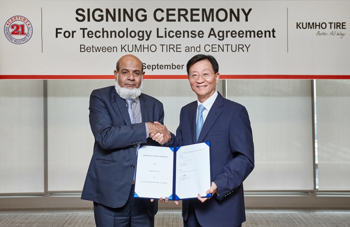 기술 수출 계약을 맺은 김종호 금호타이어 회장(오른쪽)과 Jawed lqbal Siddiqui 센츄리 회장