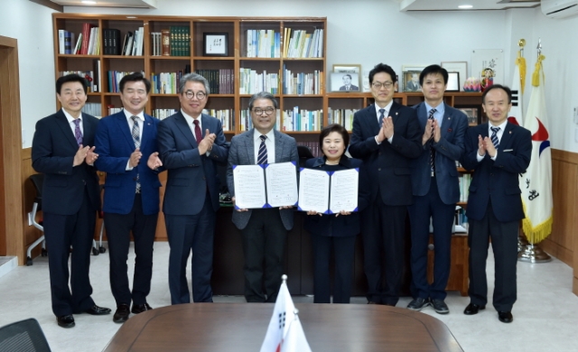 28일 이재정 경기교육감(가운데 왼쪽)이 한국장애인고용공단과 업무협약을 체결한 후 기념촬영을 하고 있다.