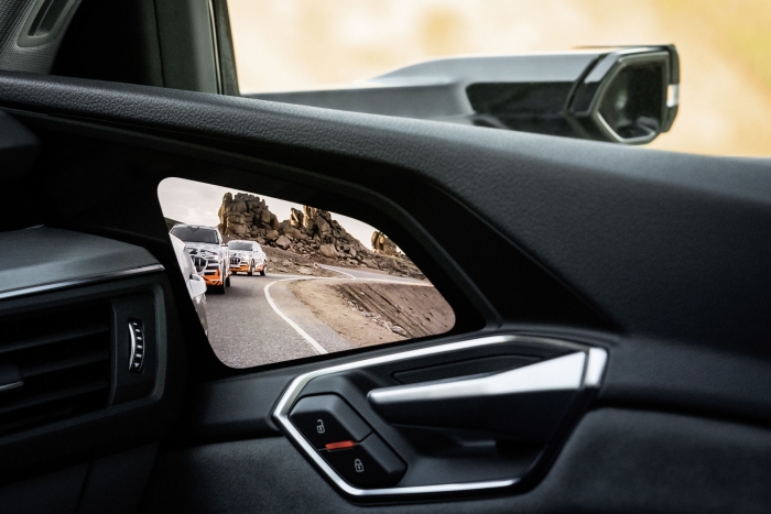 삼성디스플레이의 OLED를 탑재한 아우디의 ‘버추얼 익스테리어 미러’는 운전자에게 사각지대 없이 보다 넓은 시야를 제공한다. 사진=아우디 제공