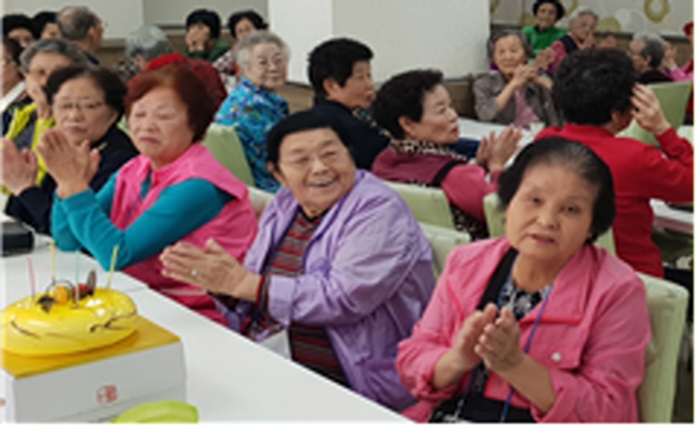 한국마사회 광명지사 후원, 광명구 하안종합사회복지관 경로식당 ‘하안마루’ 어르신 생신축하잔치 모습