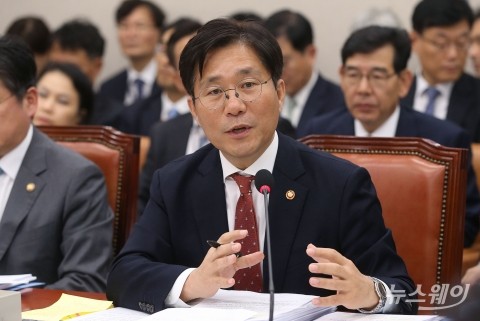 성윤모 “GM과 군산공장 활용방안 논의···車 부품업체 대책 곧 발표”
