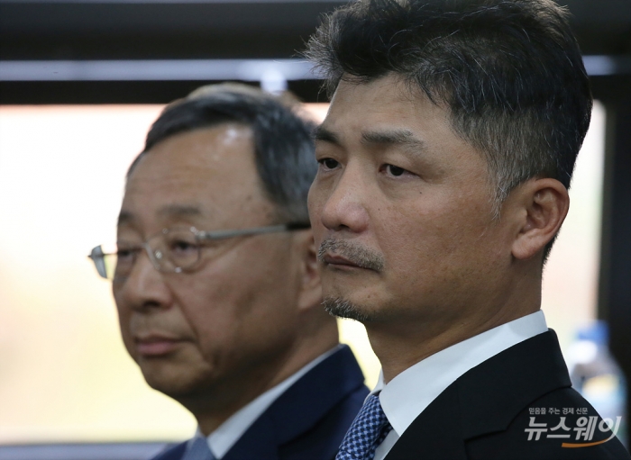 황창규 KT 회장(왼쪽)과 김범수 카카오 의장 사진=이수길 기자 leo2004@newsway.co.kr