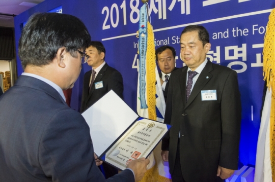 11일 한국중부발전 김호빈 기술본부장이 ‘2018년 세계표준의 날’ 국무총리표창을 수상받고 있다.