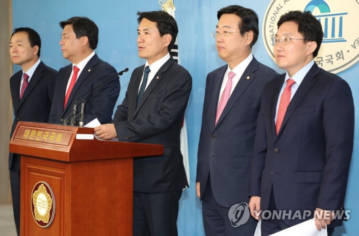 기자회견하는 자유한국당 의원들. 사진=연합뉴스 제공