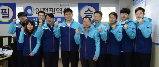 12일 도성훈 인천교육감(왼쪽 다섯 번째)이 제99회 전국체육대회 인천시 고등부 축구 대표로 참가한 대건고 선수단과 파이팅을 외치고 있다.