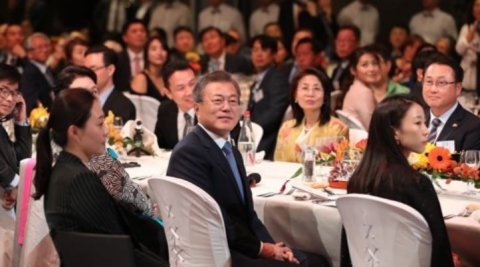 문 대통령, “촛불혁명은 가장 아름답고 평화로운 방법”