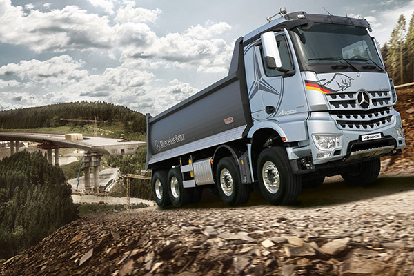 아록스 덤프 트럭의 강력한 성능과 효율에 향상된 내구성을 더하여 운전자의 작업 과정에서 신뢰성을 극대화하기 위한 조건을 모두 갖춘 차량이다. 사진=메르세데스 벤츠 트럭 제공