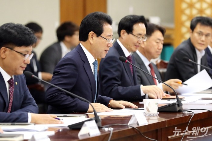 16일 오전 도청 서재필실. 김영록 도지사가 실국장 정책회의를 주재하고 있다. (사진=전남도청)