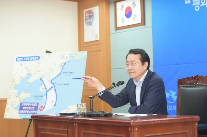 김종식 목포시장이 한반도 H자 경제벨트를 설명하고 있다.