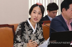 [2018국감]최연소 여성의원 김수민, 한복 입고 국감장에 나타난 사연