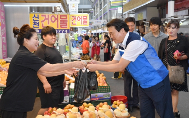 지난달 17일 임병택 시흥시장이 삼미시장에서 시흥화폐 시루로 장을 보고 있다.
