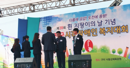 15일 KG에듀원 문용우 대표이사(가운데)가 ‘제39회 흰지팡이의날’ 기념식에서 고용노동부장관 표창을 받고 있다.