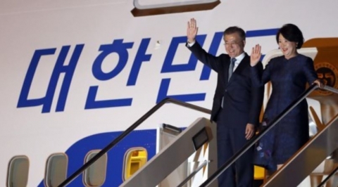 문 대통령, 로마 도착···‘한반도 평화를 위한 미사’ 관심 ↑