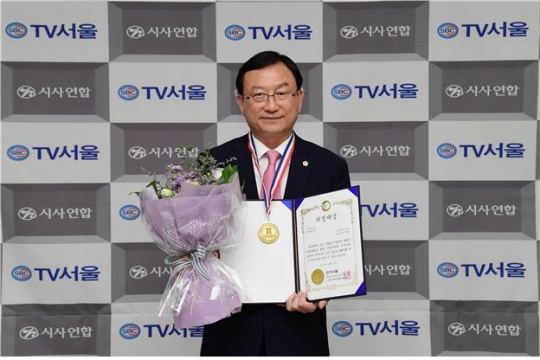 16일 서울시의회 박기열 부의장이 ‘광역의원 의정대상’을 수상하고 포즈를 취하고 있다.