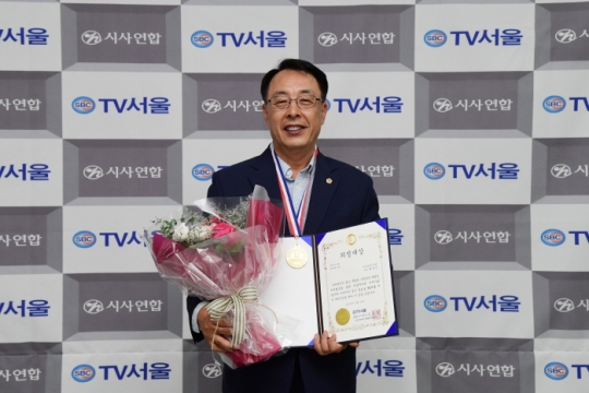 16일 최웅식 서울시의원이 `의정대상`을 수상하고 기념촬영을 하고 있다.