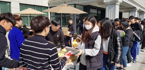 대구과학대학교 영송중앙도서관 1층 출입문에서 총학생회 학생들이 학우들에게 밥버거와 음료를 나눠주고 있다.(사진제공=대구과학대)