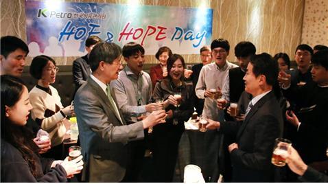 석유관리원 손주석 이사장(왼쪽), 김동길 사업이사가 신입직원들이 함께 건배를 하고 있다.