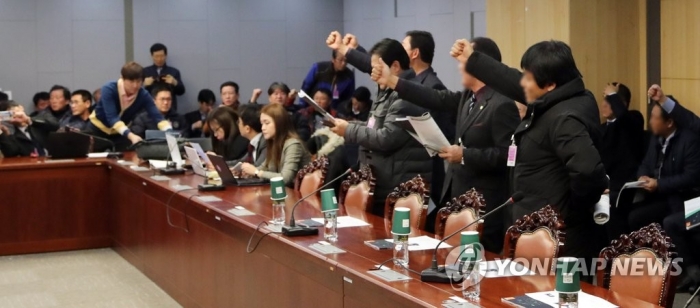 2017년 11월 김수민 바른미래당 의원실 주최로 열린 4차 산업혁명시대 스타트업 발전을 위한 규제개선정책 토론회가 택시기사 조합원들의 반대로 무산되고 있다. 사진=연합뉴스 제공