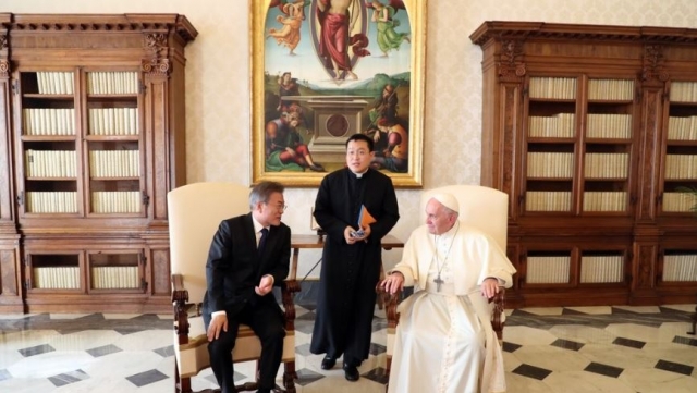 문 대통령, 프란치스코 교황과 대화