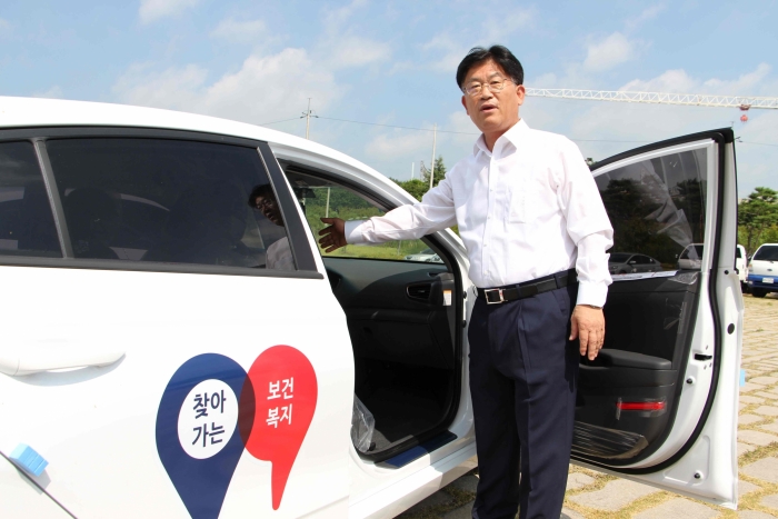 전기차 내부 살펴보는 강인규나주시장