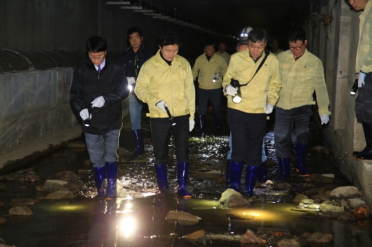 19일 김종천 과천시장(왼쪽 두 번째)이 김기세 부시장, 하천관리팀장과 함께 중앙로 하수관로 내부를 점검하고 있다.