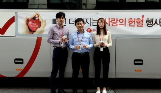 지난 17~18일 서울 중구 롯데손해보험 본사에서 진행된 헌혈 행사에 참여한 롯데손보 직원들이 기념촬영을 하고 있다. 사진=롯데손해보험