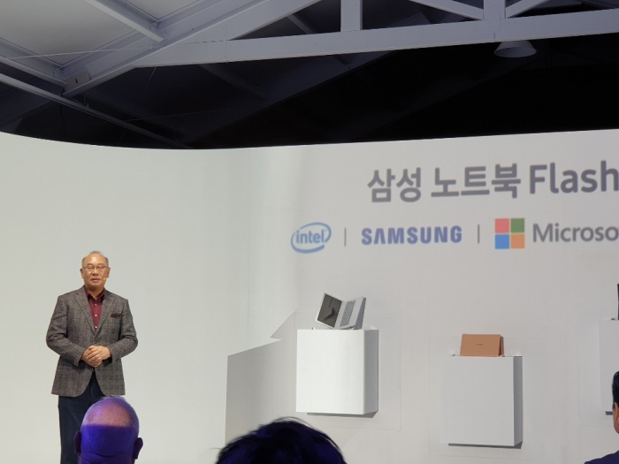 22일 서울 성동구 ’피어59스튜디오‘에서 열린 삼성 노트북 플래시 미디어데이에 참석한 최영규 삼성전자 PC사업팀 전무가 제품에 대해 설명하고 있다. 사진=한재희 기자