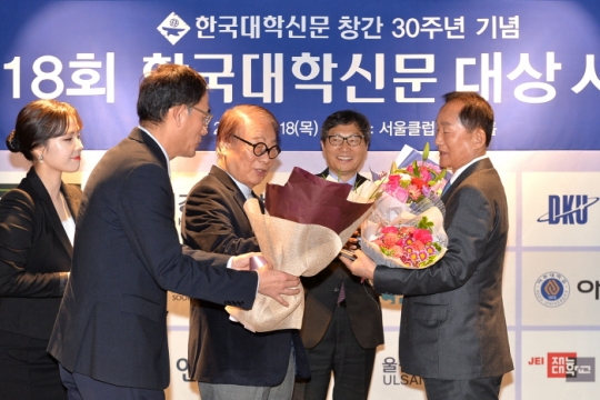 18일 인천재능대 이기우 총장(맨 오른쪽)이 교육역량 부문 우수상을 수상하고 있다.