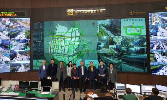 19일 교통정보센터를 방문한 부천시의회 도시교통위원회 위원들.