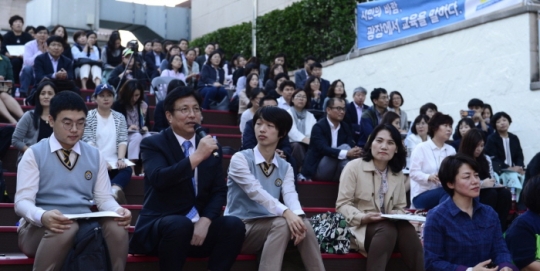 도성훈 교육감(왼쪽 두 번째)이 인천교육 광장토론회에서 시민들과 대화를 나누고 있다.