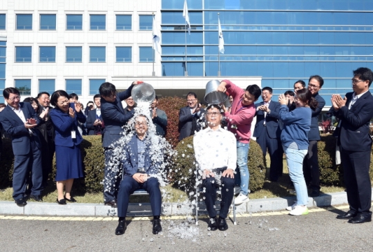 25일 김주영 경기도교육청 대변인(오른쪽)과 유대길 행정국장이 루게릭병 환우를 위한 기부에 동참하고 있다.