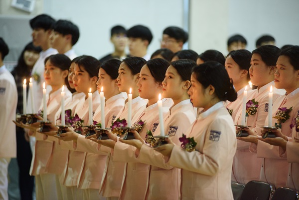 경북과학대학교 간호학과는 지난 24일 대학 대강당에서 제23회 나이팅게일 선서식을 개최했다. 사진은 나이팅게일 선서를 하고 있는 예비간호사 2학년생들.(사진제공=경북과학대)