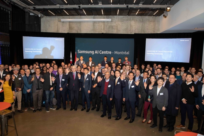지난 18일(현지시간) 캐나다 몬트리올에서 열린 삼성전자 몬트리올 AI 연구센터 개소식에서 참석자들이 기념 촬영을 하고 있다. 사진=삼성전자 제공