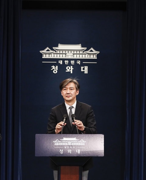 월권이냐? 의견피력이냐?··· 조국 수석의 페이스북 ‘정치’