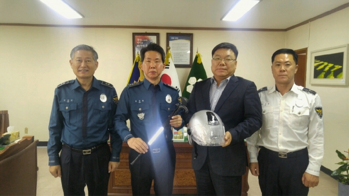 손보협회 호남본부 김양식 본부장( 오른쪽 두번째)이 전남 고흥경찰서 임경칠 서장(왼쪽 두번째)에게 교통안전물품을 전달하고 있다.