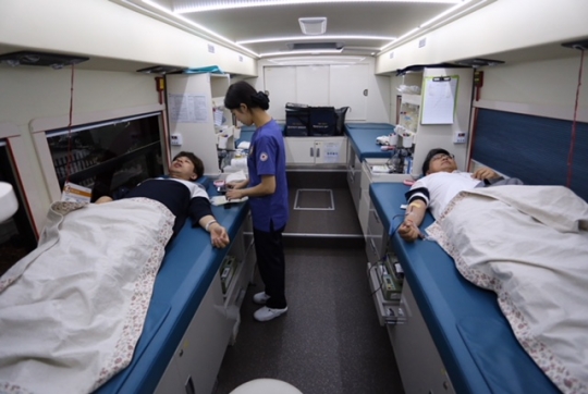 29일 실시된 헌혈운동에 참여하고 있는 인천시설공단 직원들.