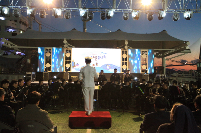 목포해양대학교가 30일 ‘지역민과 함께하는 해양노을 음악회’를 개최하고 있다.