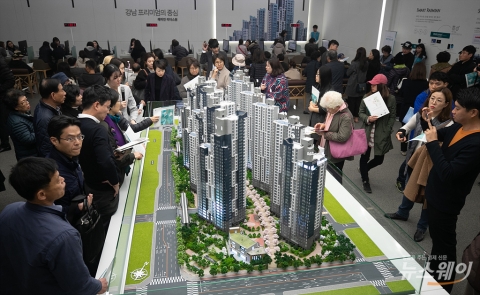 “떨어진 로또 잡아라”···래미안 리더스원 잔여가구 모집에 2만여명 운집