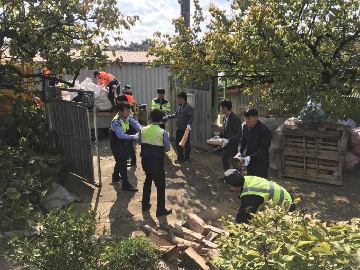 전주국토관리사무소 직원들이 30일 완주군 이서면 일원에서 ‘사랑의 땔감나누기’ 행사를 진행하고 있다.