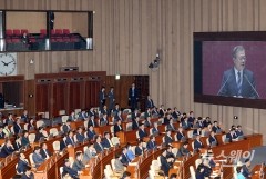 與 “文 연설, 경제협력 강조” vs 野 “경제현실과 동떨어져”