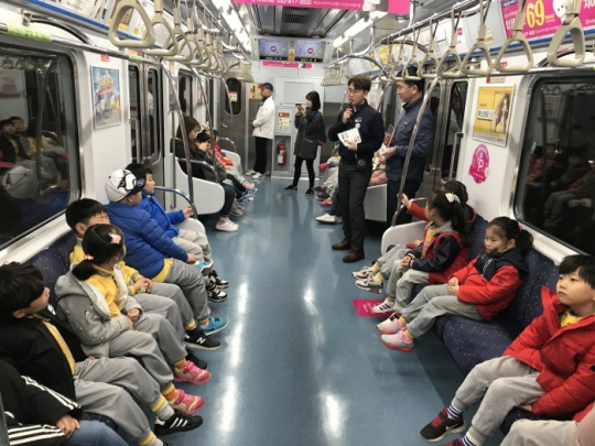 31일 어린이들이 지하철 안전 및 예절체험 교육 프로그램에 참여해 인천교통공사 직원으로부터 설명을 듣고 있다.