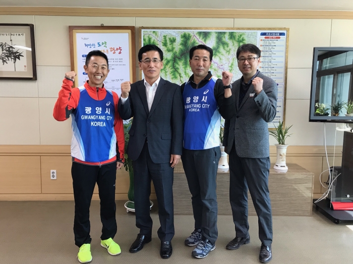 방옥길 광양부시장이 일본 시모노세키시 마라톤대회에 참가하는 선수들을 격려하고 있다.