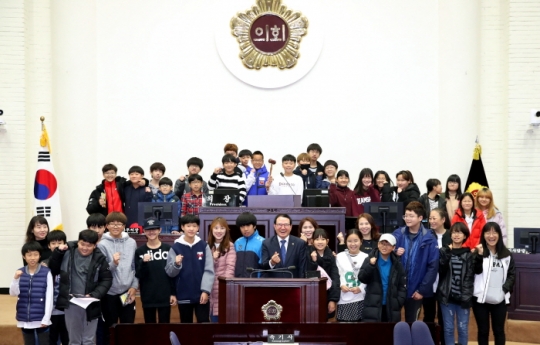 5일 부평초 학생들이 인천시의회 의정아카데미에 참여해 기념촬영을 하고 있다.