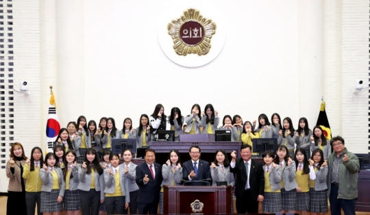 5일 명신여고 학생들이 인천시의회 의정아카데미에 참여해 포즈를 취하고 있다.