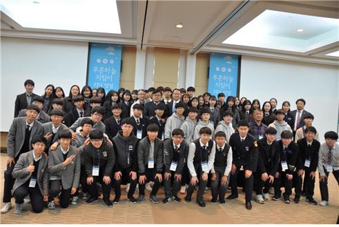 ‘푸른하늘 지킴이 리더 양성 프로젝트 발표대회’에 참여한 고등학생들이 기념사진을 촬영하고 있다. 사진=수도권대기환경청