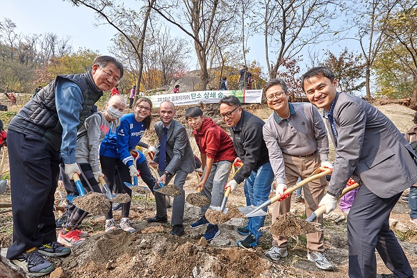 금호타이어는 6일 서울 서대문구 홍은동 북한산에서 서울시와 함께 ‘탄소 상쇄 숲’ 행사를 진행했다.(우측 두번째) 이호 금호타이어 경영기획본부장과 (우측 두번쨰) 안재성 금호타이어 경영지원담당 상무와 함께 나무를 심고 있다. 사진=금호타이어 제공