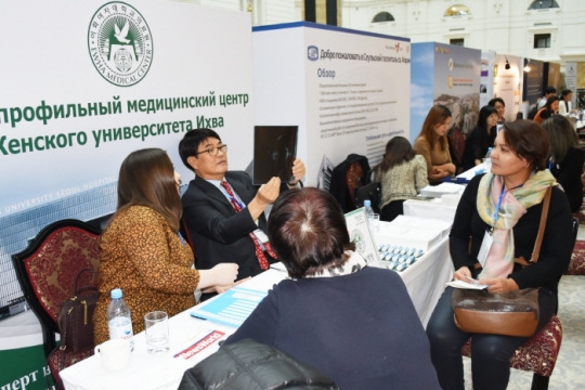 백남선 병원장이 카자흐스탄 수도인 아스나타에서 한국국제의료협회(KIMA) ‘메디컬 코리아 2018’ 행사에 참여해 외국인 환자 유치를 위한 홍보 및 상담을 진행하고 있다.