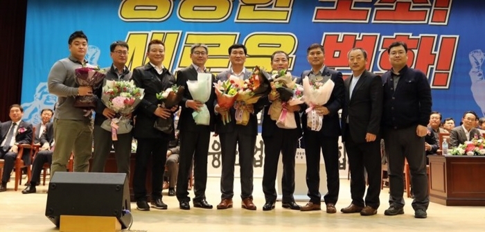 김훈 농협 광주공판장 사장(오른쪽 네번째), ‘2018년 존경하는 상사상’ 수상 모습