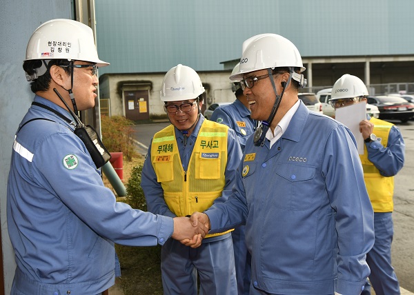 최정우 포스코 회장(오른쪽)이 지난달 26일 광양제철소 작업 현장에서 직원과 악수를 하고 있다. 사진=포스코 제공